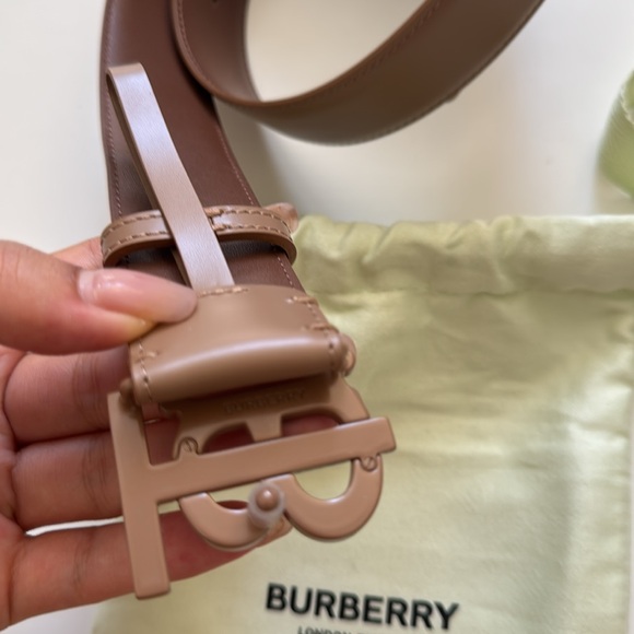 New With Tag BURBERRY
Camel Ladies Monogram Motif Leather Belt, Size Small - Picture 3 of 5